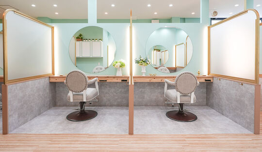 【鶴間】 保障給あり  完全マンツーマン  独立支援制度あり 住宅地に佇む地域に愛されるヘアサロン★完全歩合制 フリー44％／指名55％還元 により平均月収35万円以上!!!土日休みなどプライベート重視もOK★Anphi 鶴間（アンフィツルマ）からスタイリスト（美容師）の求人★☆