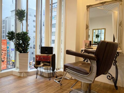 【梅田】≪月9日休み≫≪最短2年でデビュー可能≫≪社会保険完備≫レッスンは基本的に朝のみ！頑張った分だけ評価してもらえる環境！！着付けやメイク、まつエクも学べる！a Gland 梅田本店（アグランウメダホンテン）からアシスタント（美容師）の求人☆★