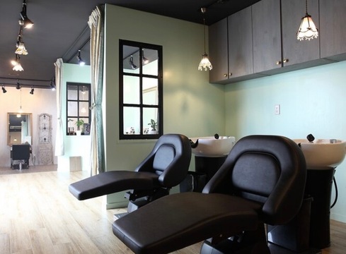 【深谷】≪社会保険完備≫≪完全週休2日制≫≪土日休みOK≫実力派スタイリストが揃う、カフェのようなオシャレなサロン！お休みが多いので、仕事とプライベートにメリハリがつきますよ♪Rosta（ロスタ）からスタイリスト（美容師）の求人☆★