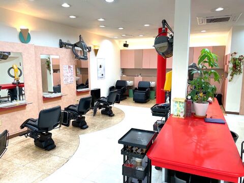 【板付】≪最短18時で退勤可能・月20万円スタート・社会保険完備・新卒生OK・完全週休2日制に移行予定・パートアルバイト雇用は時給1057円≫明るいカラーやトレンドを取り入れたメニューも大人気！地域密着型でたくさんのお客様に愛されるヘアサロン「JUNON（ジュノン）」からアシスタント（美容師）の求人☆★