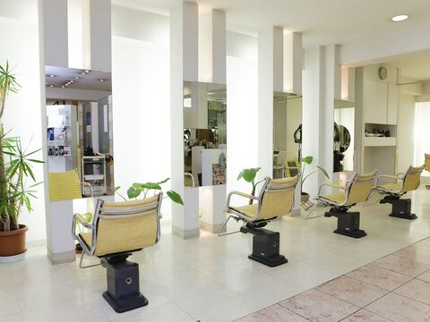 【仁川】≪社会保険完備≫18時半完全退社！美容師のライフスタイルをもっと自由に！≪2種類のお休みを選択して働けます≫≪平均退社18時半≫≪パートさんは日曜定休！≫レッスンは週2回で、遅くまで残る事もないのでプライベートも充実出来る嬉しい環境が人気！“akira 仁川店（アキラニガワテン）”からスタイリスト（美容師）の求人☆★