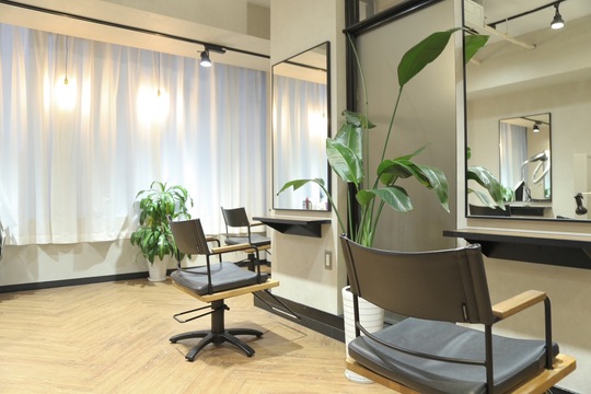 【西梅田】≪社会保険完備≫≪年間休日115日≫最大8連休の長期休暇も可能！！なりたい美容師像を応援！本物志向の女性へ向けたサロン「KHAIR（ハイル）」からスタイリスト（美容師）の求人☆★☆