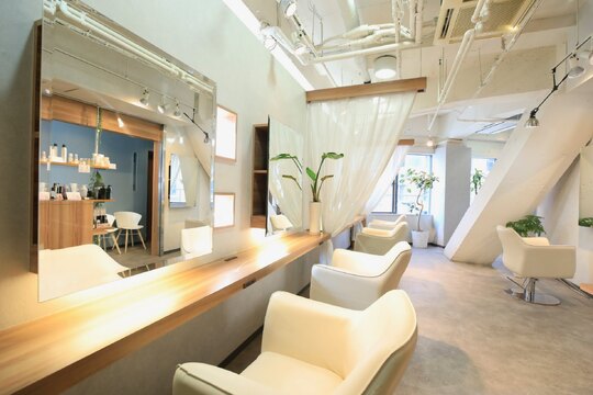 【新宿】◆完全週休2日制・土日休みOK・社会保険完備◆営業時間内に効率よくレッスンし早期デビューが可能！ホワイトな就業条件も魅力です！チームワークを重視し、人間関係のストレスが少ないサロン「LaLarOomo（ララルーモ）」からアシスタント（美容師）の求人★☆