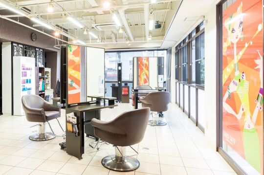 【古市】≪完全週休2日制≫≪年間公休12日≫≪社会保険完備≫≪住宅手当あり≫好条件と福利厚生が整った安心して働けるヘアサロン！トレーニングルームを完備し営業中レッスンもできます！2年以内のデビューを目指します！アイラッシュも学べるお店です！「CRYSTAL MAGIC 軽里店（クリスタルマジックカルサトテン）」からアシスタント（美容師）の求人☆★☆