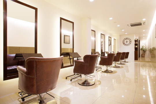 【烏丸】◆社会保険完備◆営業時間内レッスン可能◆スタッフ同士やオーナーさんとの距離が近い！予約が空いていれば早上がりなど、フレキシブルに働いていけるembellie（アンベリー）からアシスタント（美容師）の求人☆★☆