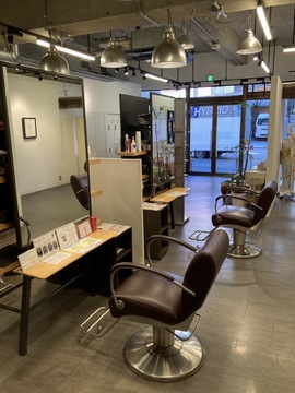 【国際センター】≪完全週休2日制≫≪賞与あり≫≪営業中レッスン可能≫≪ノルマ無し≫≪手袋着用可能≫ロンドンで技術を学んだオーナーの下で働きながらしっかりと技術を習得できるため、安心してスタイリストデビューすることが可能です。「CockneyHair＆Beauty（コックニーヘアーアンドビューティー）」からアシスタント（美容師）の求人★☆