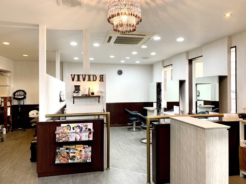 【姫路駅】≪月給20万円以上≫≪月8日休み≫≪社会保険完備≫≪有給休暇あり≫働きやすい待遇とその人に合わせたレッスンカリキュラムで効率良く技術を学べます。最短で1年半でのスタイリストデビューも可能！頑張った分はしっかりお給料に還元されるお店！ママさん美容師さんも大歓迎！「vivid R（ビビッドルーア）」からアシスタント（美容師）の求人☆★