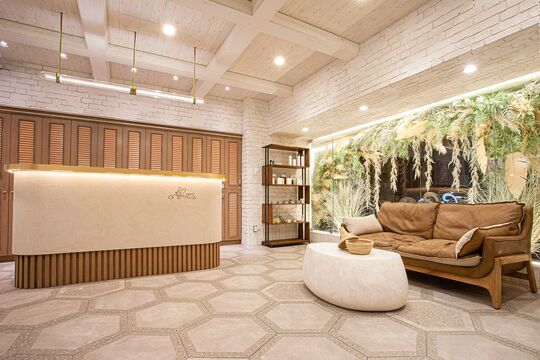 【新宿】≪月8日休み≫≪社会保険完備≫≪早期デビュー≫トップクラスの人気を誇るヘアサロン！好条件でスタイリストを目指せます！立地や環境を大切にし、内装にこだわりがある人気サロン！「Cloe 新宿店（クロエシンジュクテン）」からアシスタント（美容師）の求人☆★☆