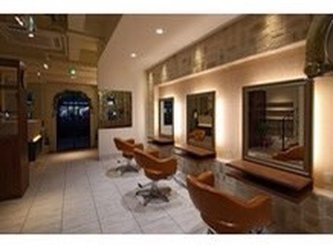 【川西能勢口】≪社会保険完備≫≪営業時間内で実働8時間≫≪20時までに退勤可能≫業務委託と正社員を自分のスタイルに合わせて勤務してもらえます。集客抜群で頑張り次第で40万円以上の高収入も可能です。「Minority By TOPHAIR（マイノリティーバイトップへアー）」からスタイリスト（美容師）の求人☆★