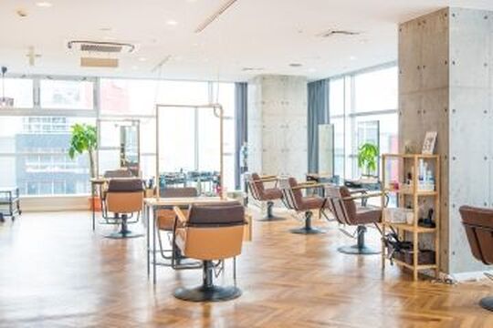 【すすきの駅】★業務委託は最低保障あり★月休8日、社会保険完備など充実した福利厚生も魅力のひとつ！！正社員・業務委託を選べるので自分に合った働き方ができますよ！！各エリアで集客好調のヘアサロン「pesca 札幌大通店（ペスカサッポロオオドオリテン）」からスタイリスト（美容師）の求人★☆