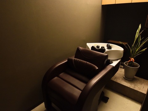 【堀江】≪サロンワーク経験者のみ募集≫≪月8日休み≫≪有給休暇あり≫≪高単価≫≪土日休み月1回OK≫メンズカットから髪質改善まで様々なメニューが人気のサロン！デビュー後は売上に応じてしっかり還元してもらえるシステムがあります！「CROWN（クラウン）」からアシスタント（美容師）の求人☆★