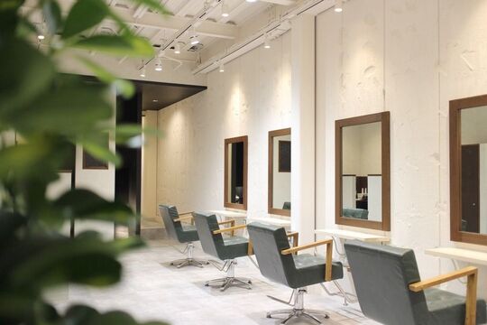 【春日野道】≪完全週休2日制!!毎週日曜定休！≫≪社会保険完備≫≪入客チャンス◎≫≪月給22万円スタート≫18時半には退勤可能！働きやすい環境が整った大人気サロン!!駅からすぐの地域密着型サロン「Akatsuki Hair ＆ Beauty（アカツキヘアーアンドビューティー）」からスタイリスト（美容師）の求人☆★☆