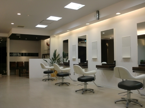 【大和朝倉】≪完全週休2日≫≪有給休暇あり≫≪社会保険完備≫長年の育成実績がある地域密着サロン！安心してスタイリストを目指せます。幅広い世代に愛される地域密着サロン「REGU 朝倉店（レグアサクラテン）」からアシスタント（美容師）の求人！☆★☆