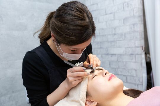 【大宮】◆有給取得100％・リフレッシュ休暇あり・実働8時間・健康診断あり・産休育休制度あり・髪型、ネイル自由・社会保険完備◆未経験でも学びやすく、やりがいのある環境であなたも主役になりませんか 「「MAQUIA 大宮店（マキアオオミヤテン）」からアイリスト（アイデザイナー・まつげエクステ）の求人☆☆