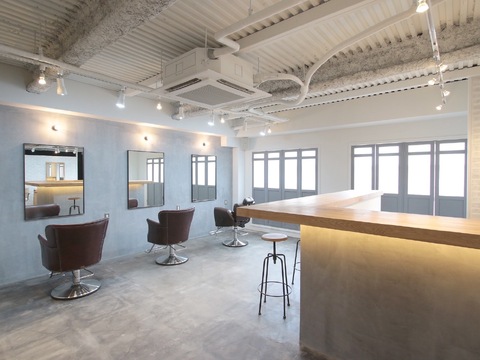 【甲子園】≪社会保険完備≫≪完全週休二日制≫≪アニバーサリー休暇あり≫≪未経験、新卒生、通信生OK≫≪一人暮らし方のみ光熱費支給あり≫たくさんの休日でプライベート充実！そして丁寧な接客×高い技術が魅力！安心して成長できるサロン！「THE HOMME（ザオム）」から理容師（理容室）の求人★☆