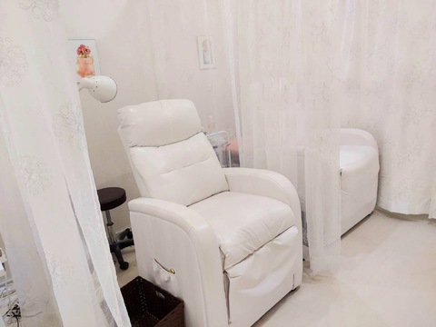 【四ツ橋】≪土日祝休みの取得可能≫≪髪色ネイル自由≫≪研修中も給料発生≫≪スタッフ施術無料≫半日出勤なども柔軟に相談可能！ネイルアイを取り扱うトータルビューティーサロン「Beauty Salon Rulla（ビューティーサロンルーラ）」からネイリスト（ネイル）の求人☆☆