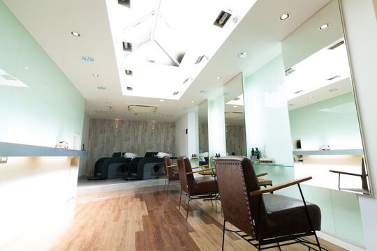 【心斎橋】≪最短1年デビュー≫≪営業内レッスンOK≫お客様の髪質とお悩みを改善し、デザインを提供していくヘアサロン☆スタッフの将来を考えてくれるオーナーさんです☆NANAIRO（ナナイロ）からアシスタント（美容師）の求人☆★☆