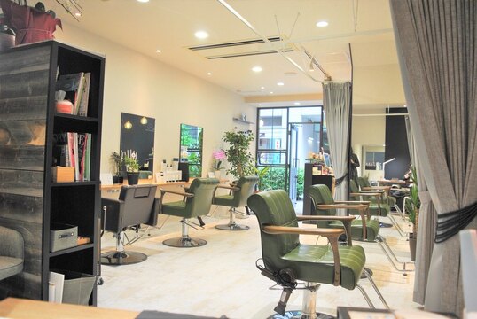 【府中駅】◆社会保険完備・完全週休2日制・産休育休実績あり・外部講習費半額負担◆幅広い年齢層のお客様が来店されます！営業時間外の拘束はなく、プライベートも大切にできる「HearPut 府中南口店（ハープットフチュウミナミグチテン）」からスタイリスト（美容師）の求人☆★☆