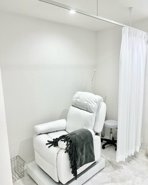 【江坂】≪土日休みOK≫≪連休取得OK≫半個室の落ち着いた空間！接客を大切にしたい方にオススメ「ON.fleek（オンフリーク）」からアイリスト（まつげエクステ・まつげパーマ・アイブロウ）の求人☆★☆