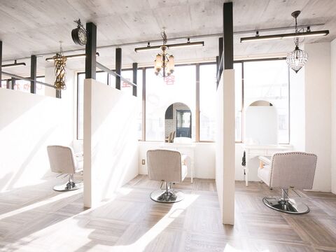 【寝屋川市駅】≪指名フリー共に40％還元≫≪月24万円保障あり≫≪月8,9日休み≫≪社会保険完備≫≪公休を土日に取得可能≫≪スタッフの平均月給30万円以上≫正社員と業務委託のハイブリッドサロン！高単価の髪質改善サロン！「veretta.〜neyagawa〜（ベレッタネヤガワ）」からスタイリスト（美容師）の求人☆★