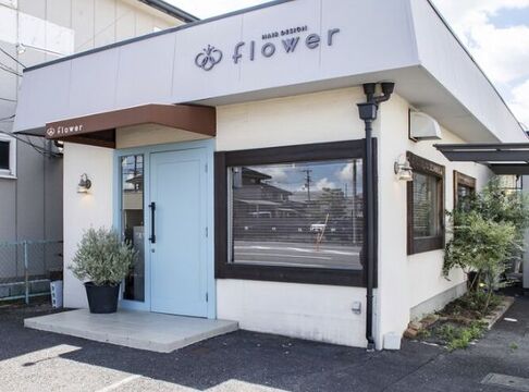 【草津】≪月8,9日休み≫≪社会保険完備≫≪毎月1回、日曜休みあり≫≪奨学金手当あり≫ウィッグ代は全額店舗が負担！営業中レッスンOKなので最短1年半デビューも可能です！「flower（フラワー）」からアシスタント（美容師）の求人★☆