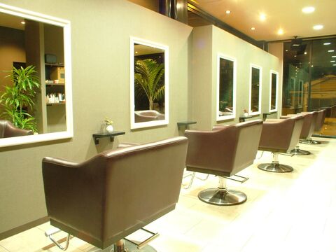 【鳳】上質な空間と確かな技術、ライフスタイルやファッションに合わせたスタイル提案が人気のヘアサロン☆小規模でアットホームな雰囲気でお客様をお出迎えしています！Piar（ピアル）からスタイリスト（美容師）の求人★☆