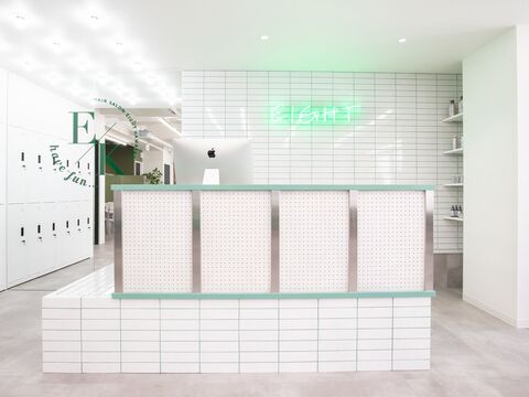 【川崎駅】 フリー40〜50％／指名47〜65％還元  保障給あり ≪20時までの勤務OK≫集客抜群！入客チャンスも多いので月収50万円以上の高収入も可能！トレンド感たっぷりの大人可愛いスタイルを提案する人気委託サロン「EIGHT 川崎店（エイトカワサキテン）」からスタイリスト（美容師）の求人★☆