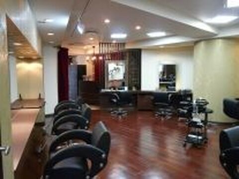 【高槻】クチコミでも高い評価を受けています★≪時短社員も相談OK≫一人一人の髪質に合わせて提供する骨格補正カット技術が人気の秘訣！30代OLさんなど、美意識の高い世代が通うサロンQUADE+m (クアドエム)からスタイリスト(美容師)の求人☆★☆