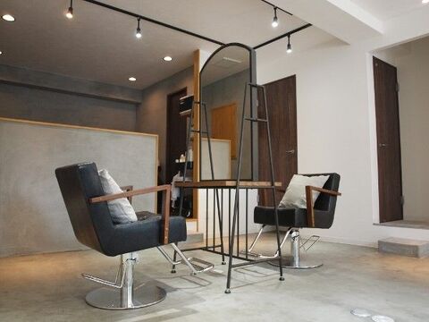 【千里丘】≪完全週休2日制≫≪土日休みOK≫≪2年でデビュー可能≫≪営業中レッスンOK≫心身ともに健康であるために働きやすい環境が整っています！プライベートも充実させながらしっかり稼げる♪Grandir（グランディール）からアシスタント（美容師）の求人☆★