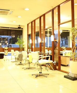 【西鉄久留米】≪社会保険完備≫≪住宅手当あり≫充実したレッスン環境なのでスタイリストデビューは1年半で可能！！近隣にお住まいのお客様から圧倒的な支持を受ける人気ヘアサロン「KATSUKI すわの店（カツキスワノテン）」からアシスタント（美容師）の求人☆★☆