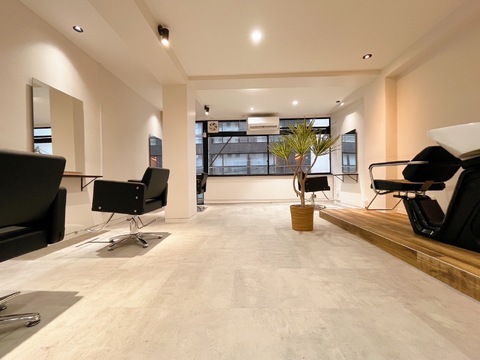 【三条河原町】≪オープニングスタッフ募集中≫≪おしゃれな癒し空間≫≪高単価な業務委託サロン≫≪自由シフト制≫≪早上がりOK≫高報酬率の指名50%／フリー40%還元！旅行やライブなどプライベート休暇も相談対応可能！美容師として豊かに輝けるサロンをお探しの方大歓迎！「KINI（キニ）」からスタイリスト（美容師）の求人★☆