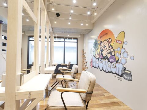 【流山おおたかの森】◆完全週休2日制・実働8時間、拘束9時間のシフト制・1年でのデビューカリキュラム◆などの働きやすい環境が人気！早期デビューが出来るので素早く売上を上げられるスタイリストになれます！トレンド発信サロン！「RAWR hair McQueen 流山店（ロアーへアーマックイーン）」からアシスタント（美容師）の求人☆★