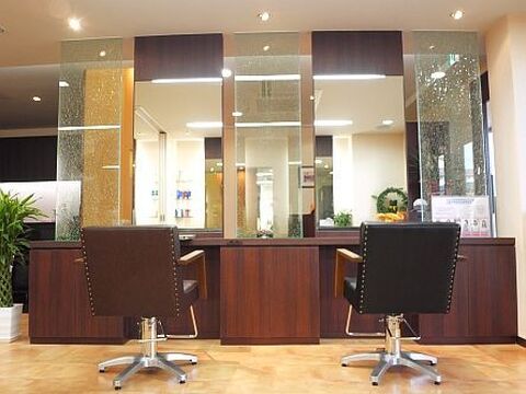 【博多南】≪未経験・通信生・新卒生OK≫退勤時間は19:00〜20:00の間が多いので負担が少なくお仕事出来ますよ♪幅広い世代のお客様が来店され温かい雰囲気で出迎えるCHOUCHOU（シュシュ）からアシスタント（美容師）の求人☆★☆