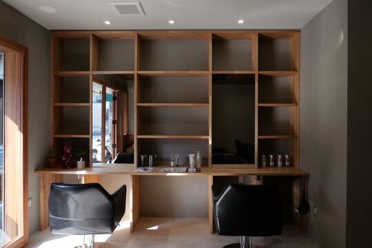 【鳴尾・武庫川女子大前】≪正社員は月給27万円～≫≪完全週休2日制≫≪社会保険完備≫≪土日祝休みの取得可能≫予約次第では18時半～19時退勤OK！入社半年間は優先的にフリー入客可能！大人女性に人気のヘアサロン「ELNA（エルナ）」からスタイリスト（美容師）の求人☆★