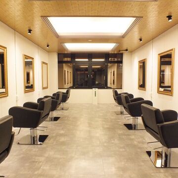 【京都河原町】◆正社員と業務委託の選択制◆週1日〜の勤務・土日のお休み・時短勤務など、どんな希望でもOK！もちろんフル出勤で報酬重視も大歓迎！男性がカッコよく働けるサロン「Chloe hair（クロエヘアー）か」らスタイリスト（美容師）の求人★★