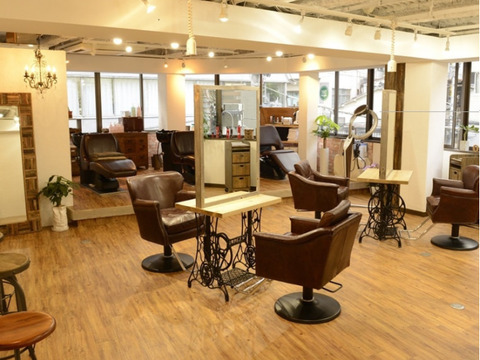 【恵比寿】◆独立支援実績あり・完全週休2日制・社会保険完備◆デザイン性の高いスタイルで人気！売上に応じて還元率がアップ！やりがいのある働き方ができるサロン「180°One Eighty Degrees.（ワンエイティーディグリース）」からスタイリスト（美容師）の求人☆★