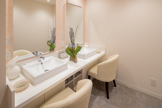 【JR高槻】毎週日、木曜定休の完全週休2日！月給23万円～！19時までの営業、残業ほぼなし！クリニック併設のサロン「麗ビューティー皮フ科クリニック 高槻店（レイビューティーヒフカクリニックタカツキテン）」からアイリスト（まつげエクステ・まつげパーマ）の求人★