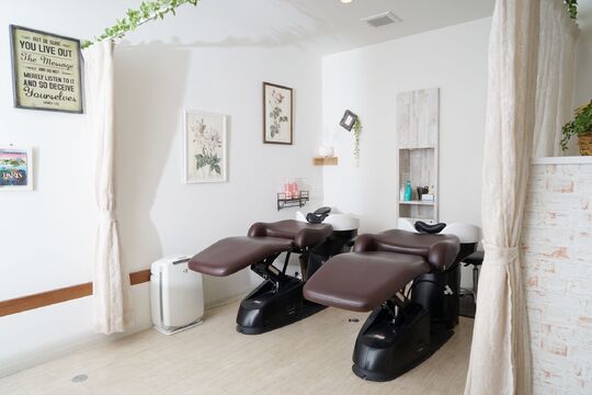 【北大路】≪近隣にメンズ専門店もOPEN≫デザインカラー＆骨格診断カットが得意なサロン！「癒し」をテーマにしたアンティーク調の店内！ゆっくりとお客様と関わっていくことができます。20〜30代のお客様に愛される「hair room a-to by NYNY（ヘアルームアートバイニューヨークニューヨーク）」からアシスタント（美容師）の求人☆★☆