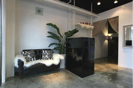 【千里丘】≪休日数は選択制≫≪有給休暇あり≫月給27万円以上＋歩合給！週休2日スタイルにする事も17時退社にする事も可能！！あなたのライフスタイルに合わせて変幻自在の勤務体制をとれるのでとても働きやすいサロン「ASHANTY（アシャンティ）」からスタイリスト（美容師）の求人☆★