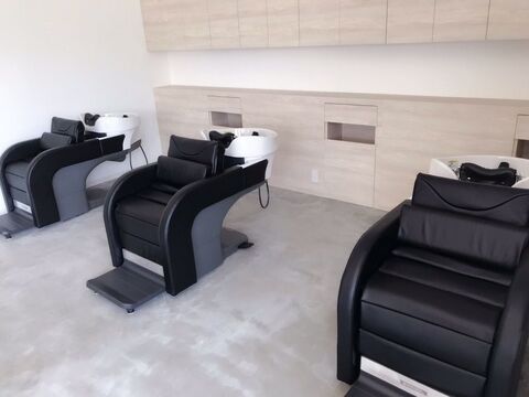 【近鉄五位堂】≪月10日休み≫≪年間休日120日≫≪月曜日開店サロン≫≪土日休みOK≫≪社会保険完備≫≪入客チャンスあり≫しっかり休んでしっかり稼いで、仕事もプライベートも充実させたい方にオススメです！「BOND hair stage 良福寺店（ボンドヘアステージリョウフクジテン）」スタイリスト（美容師）の求人☆★☆