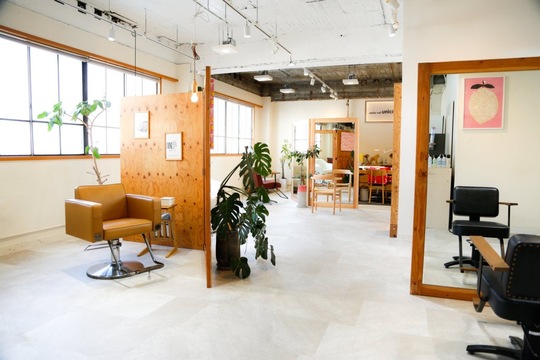 【姫路駅】≪月給27万円スタート≫≪社会保険完備≫≪月1回日曜休み可能≫≪平均退社19時≫≪時間外の朝礼やミーティング一切なし≫話しやすいスタッフばかりで働きやすさ◎スタッフを一番に考える社風でスタッフ定着率◎入客チャンスも多く30万円以上の収入も目指せます「unico.+ （ウニコプラス）」からスタイリスト（美容師）の求人★☆★