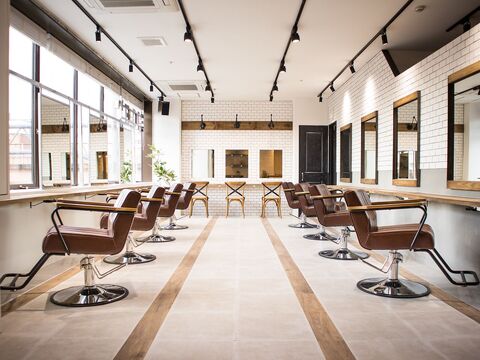 【上尾駅】 フリー40〜50％／指名47〜65％還元  保障給あり ≪20時までの勤務OK≫集客抜群！入客チャンスも多いので月収50万円以上の高収入も可能！トレンド押さえた可愛いスタイルを提案するサロン「EIGHT 上尾店（エイトアゲオテン）」からスタイリスト（美容師）の求人★☆