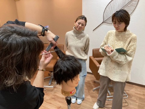 【城陽市長池】≪毎週日曜定休≫≪月8,9日休み≫≪社会保険完備≫≪20時までに退勤可能≫ママさん美容師も歓迎！パートアルバイトから準社員への働き方の切り替えも相談可能！早めに退社して友達と遊びに行こう！というスタイルのサロン！入客チャンスあり！お客様とは近い距離で関わっていける「Seod hair（シードヘアー）」からスタイリスト（美容師）の求人☆★☆