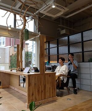 【和泉中央】≪社会保険完備≫カフェ併設お客様がふらりと寄って、コーヒー飲んでおしゃべりできる地域密着サロン！海外での勉強やボランティアなど経験したオーナーの、人を大事にする「hair design ZEN（ヘアデザインゼン）」からアシスタント（美容師）の求人☆★☆