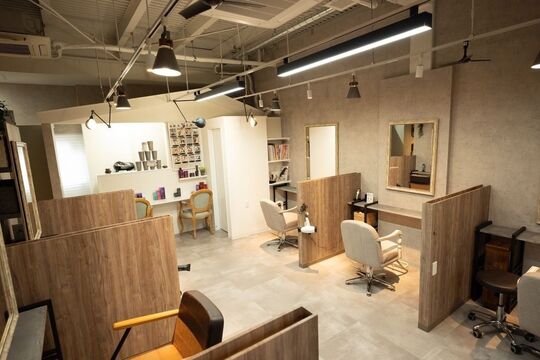 【河内山本】≪社会保険完備＆日曜定休あり≫≪住宅手当有≫スタッフの成長を本気で応援します！選べる勤務スタイル。働くママさんにとっても良い環境ですよ！[
Hair & Make Shalom（ヘアアンドメイクシャローム）」からアシスタント（美容師）の求人★☆