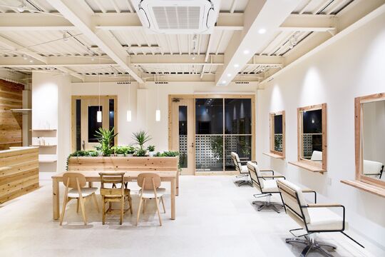 【富田】≪ママさん美容師やブランクのある方も歓迎≫≪ヘッドスパに興味のある方も歓迎≫≪マンツーマンでの入客も可能≫≪社会保険完備≫産休育休実績もあるサロンなので女性が働きやすい環境！ママさん美容師も多数活躍中！「DONNA TOTAL HAIR CARE 高槻店（ドナトータルヘアケアタカツキテン）」からスタイリスト（美容師）の求人☆☆