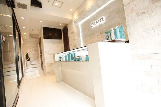 【四谷三丁目】≪完全週休2日制≫≪営業中レッスン可能≫≪メイクも学べる環境あり≫休日数が選択可能なので自分に合ったスタイルで働ける！アットホームな雰囲気かつ、しっかり技術を学べる環境が整っているサロン「GRANZ hair design（グランツヘアーデザイン）」からアシスタント（美容師）の求人★☆