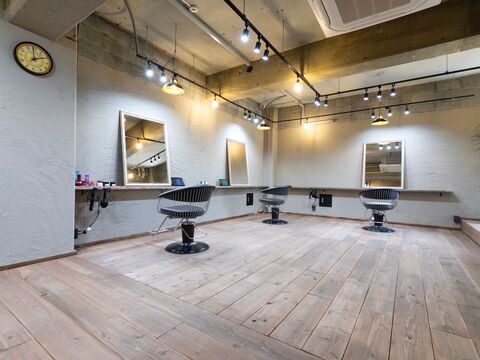 【北大路】≪月8日休み≫≪社会保険完備≫≪早期デビュー／新卒は勤務開始と同時にデビュー≫≪営業中レッスンOK≫≪土日休み相談OK≫近隣大学生から絶大人気のメンズサロン！スタッフもお客様も年齢が近く親しみやすい環境です！「VEGA（ベガ）」からアシスタント（美容師）の求人★★