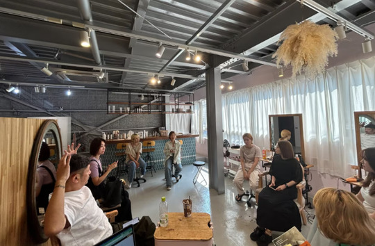 【中津】≪公休は土日にも取得可能≫≪有給休暇あり≫≪社会保険完備≫多彩なブランド展開で、美容師として長く活躍できるステージがあります！ノンジアミンカラー、髪質改善など大人女性から人気のサロン「Headroom Destination（ヘッドルームデスティネーション）」からスタイリスト（美容師）の求人です☆★☆