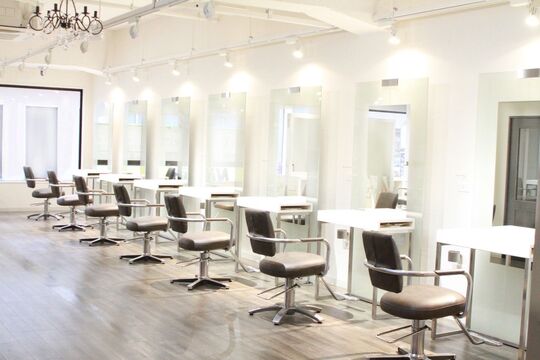 【元町】≪月給24万円〜≫≪社会保険完備≫≪20時までに退勤≫サロンの質の高さはもちろん、福利厚生も充実しているので安心して働ける環境！しっかりとした技術を身につけられます！「lris Fiber Zoom（イリスファイバーズーム）」からアシスタント（美容師）の求人☆★☆